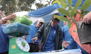 Plt.Walikota Pekanbaru H.AYAT CAHYADI S.Si Memberi sambutan dan orator edukasi peduli sampah dalam Rangka Peringatan Hari Peduli Sampah Nasional tahun 2018